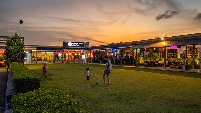 2015 – 1 – Completion of the waterfront commercial area at Senibong Cove